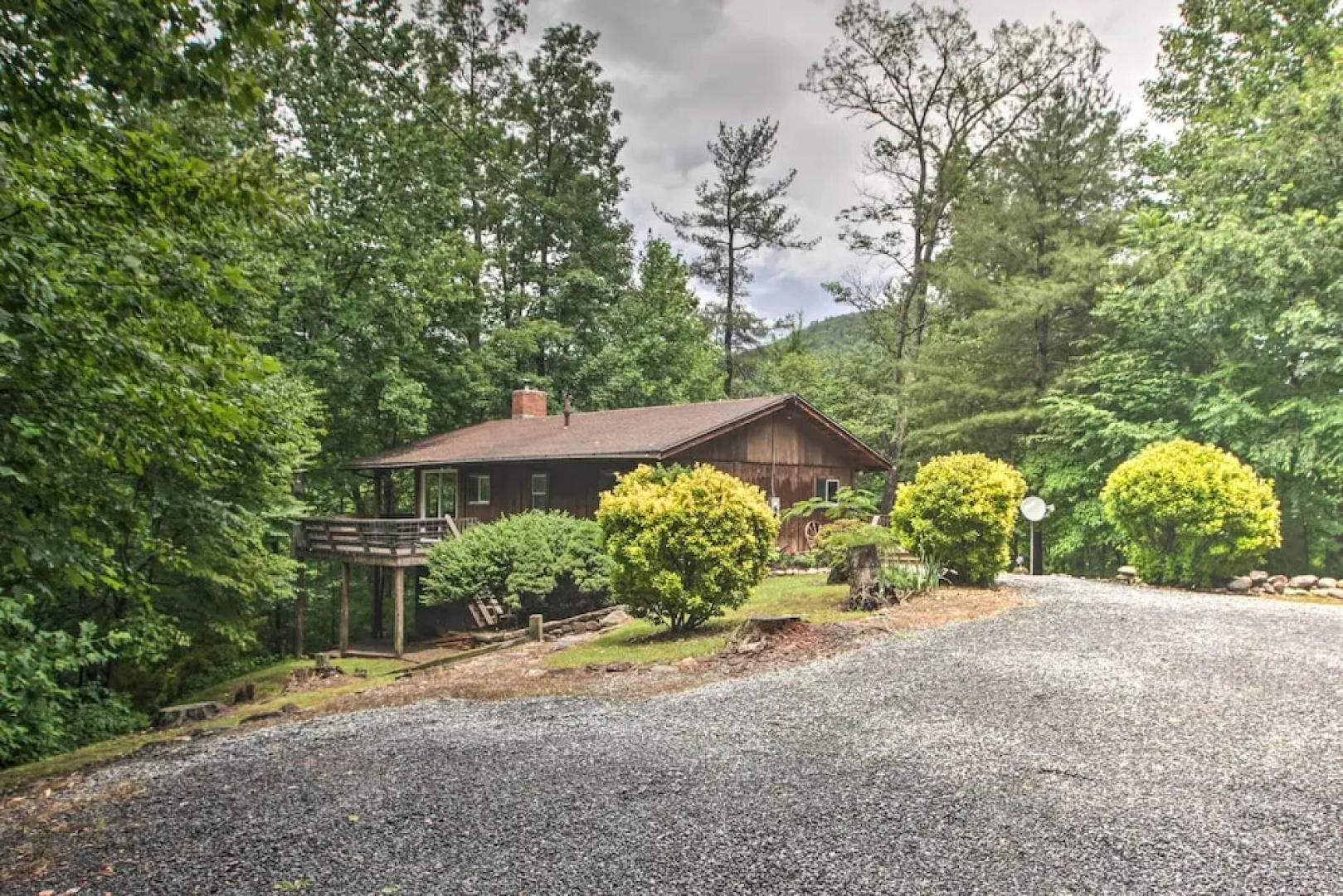 Secluded Stanardsville Cabin w/ 10 Acres & Hot Tub