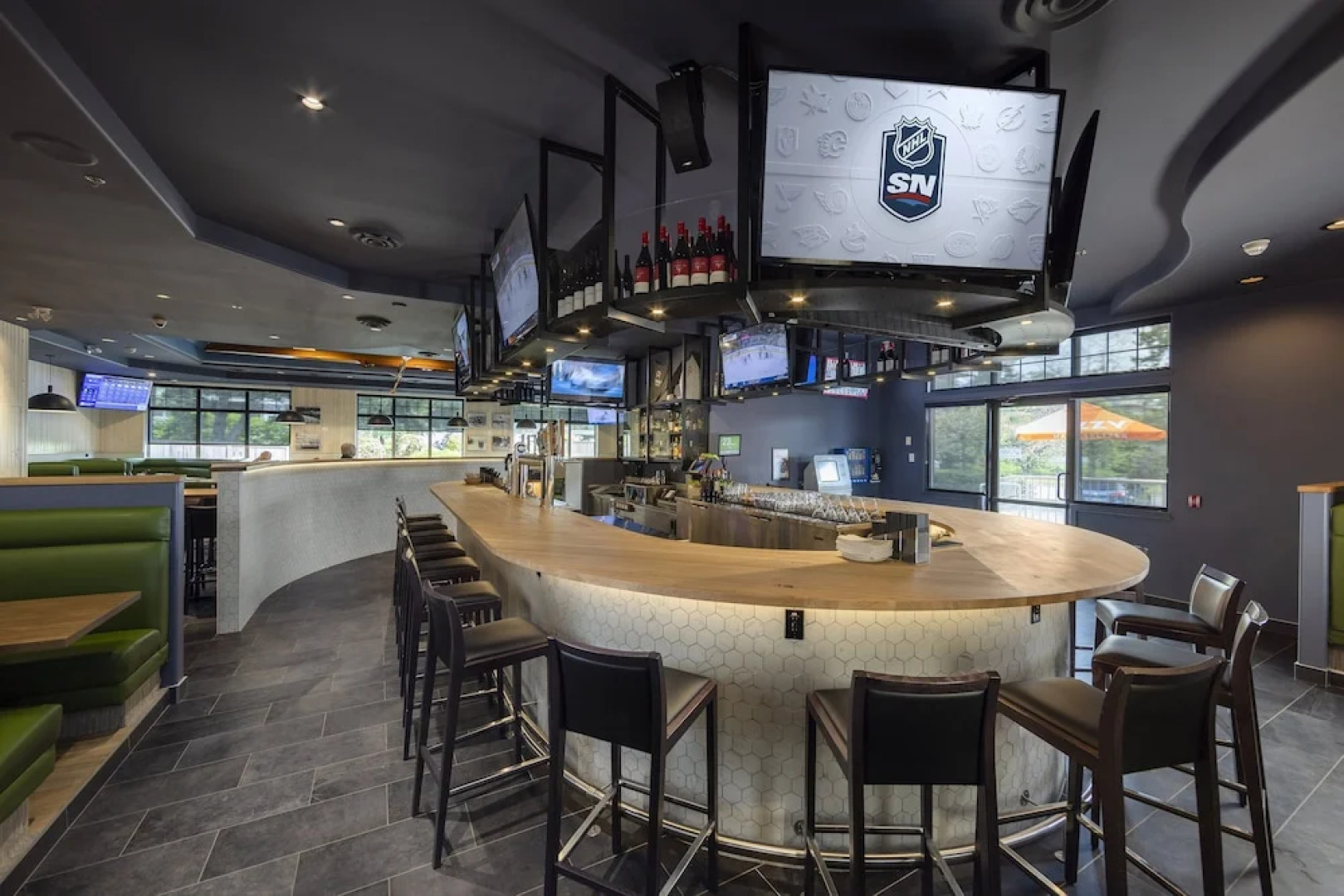 Elk Lake Inn & Suites Victoria