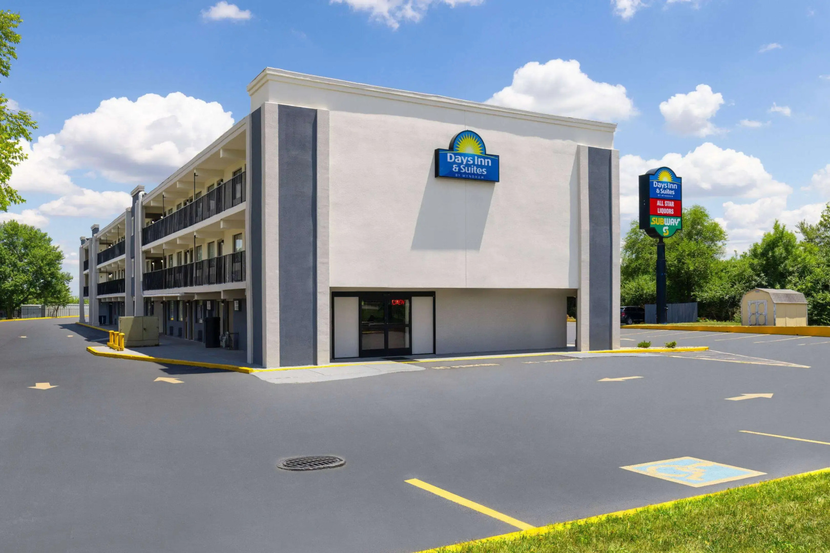 Days Inn & Suites by Wyndham Indianapolis Airport East