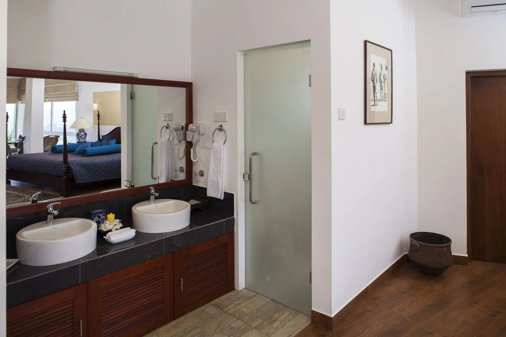 The Albatross, Kandy