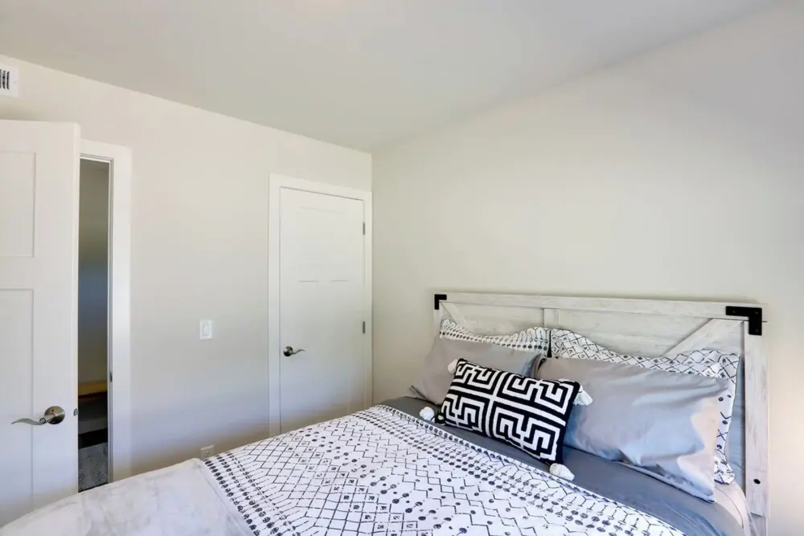 Red Lodge Retreat w/ Creek Access + Fire Pit!