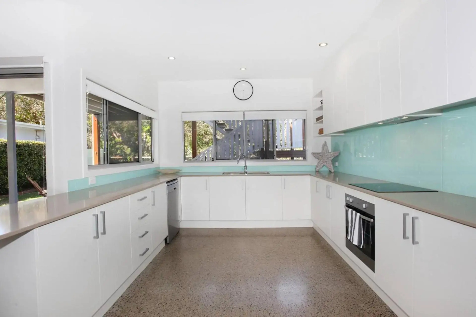 15 Wave Crescent Mount Coolum - Pet Friendly, WIFI, Foxtel, Linen Included