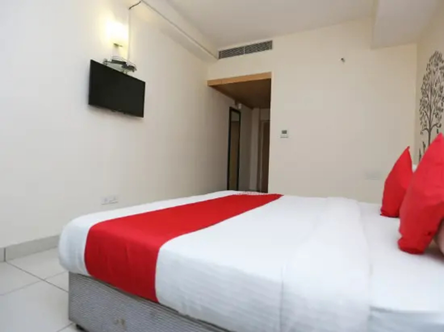 OYO 2067 Yellow Sapphire