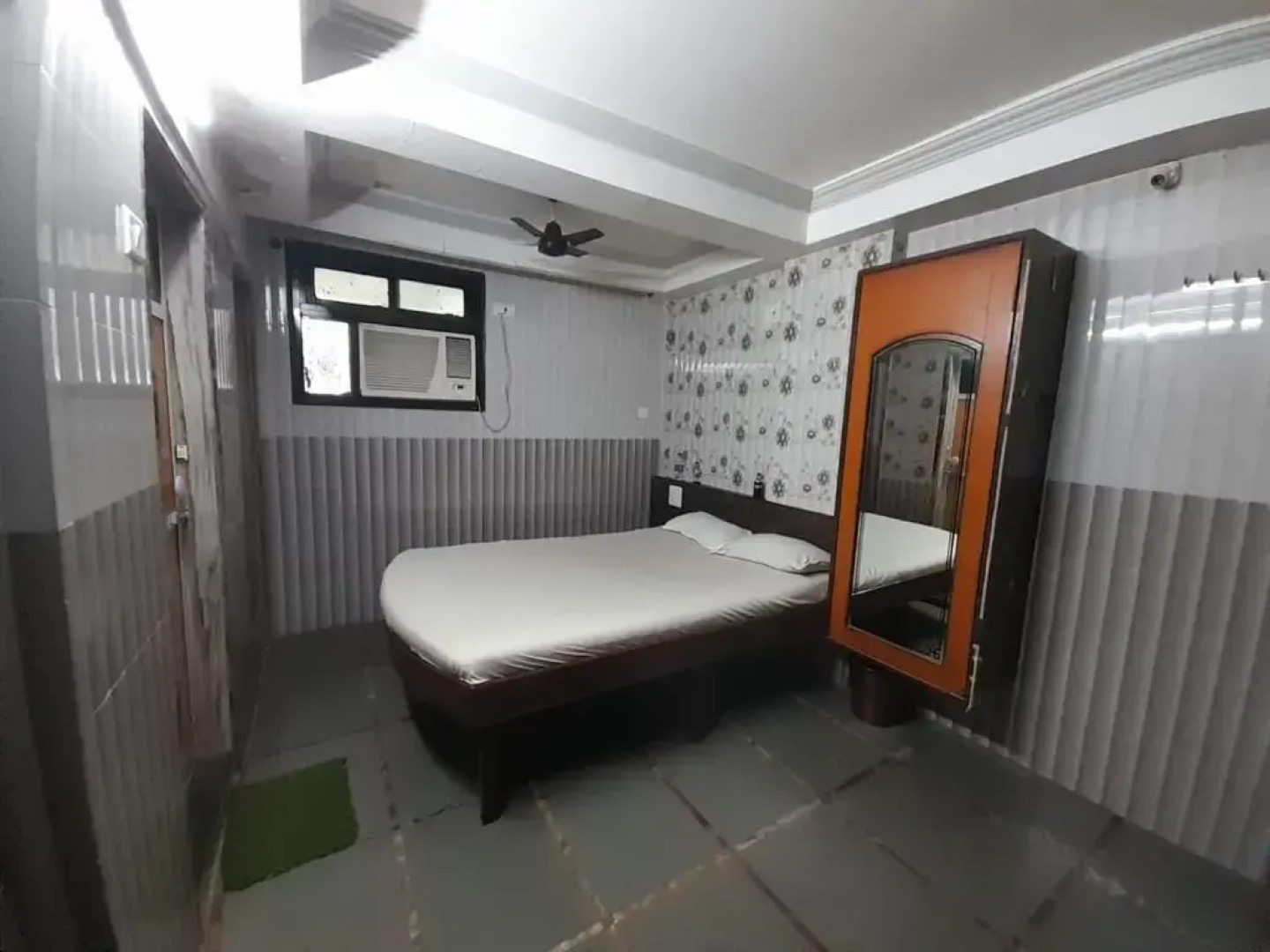 Hotel Aaiye Lodging & Boarding By WB Inn