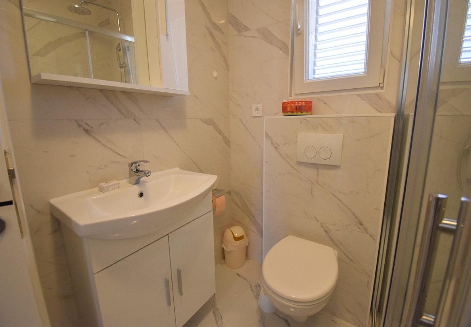 Holiday house Branka - 80 m from beach: Vir, Zadar riviera