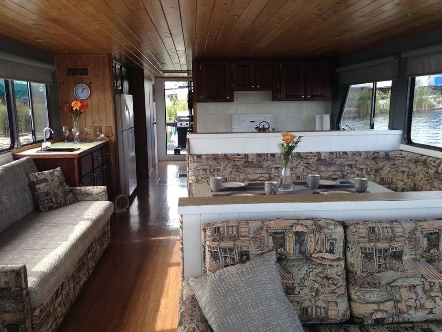 Diverse Rentals & Vacations FLOATEL