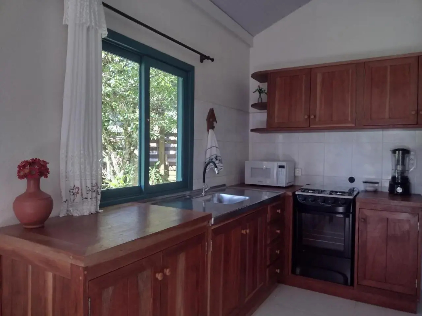 Casa com ótima localização, a 100 metros da praia.