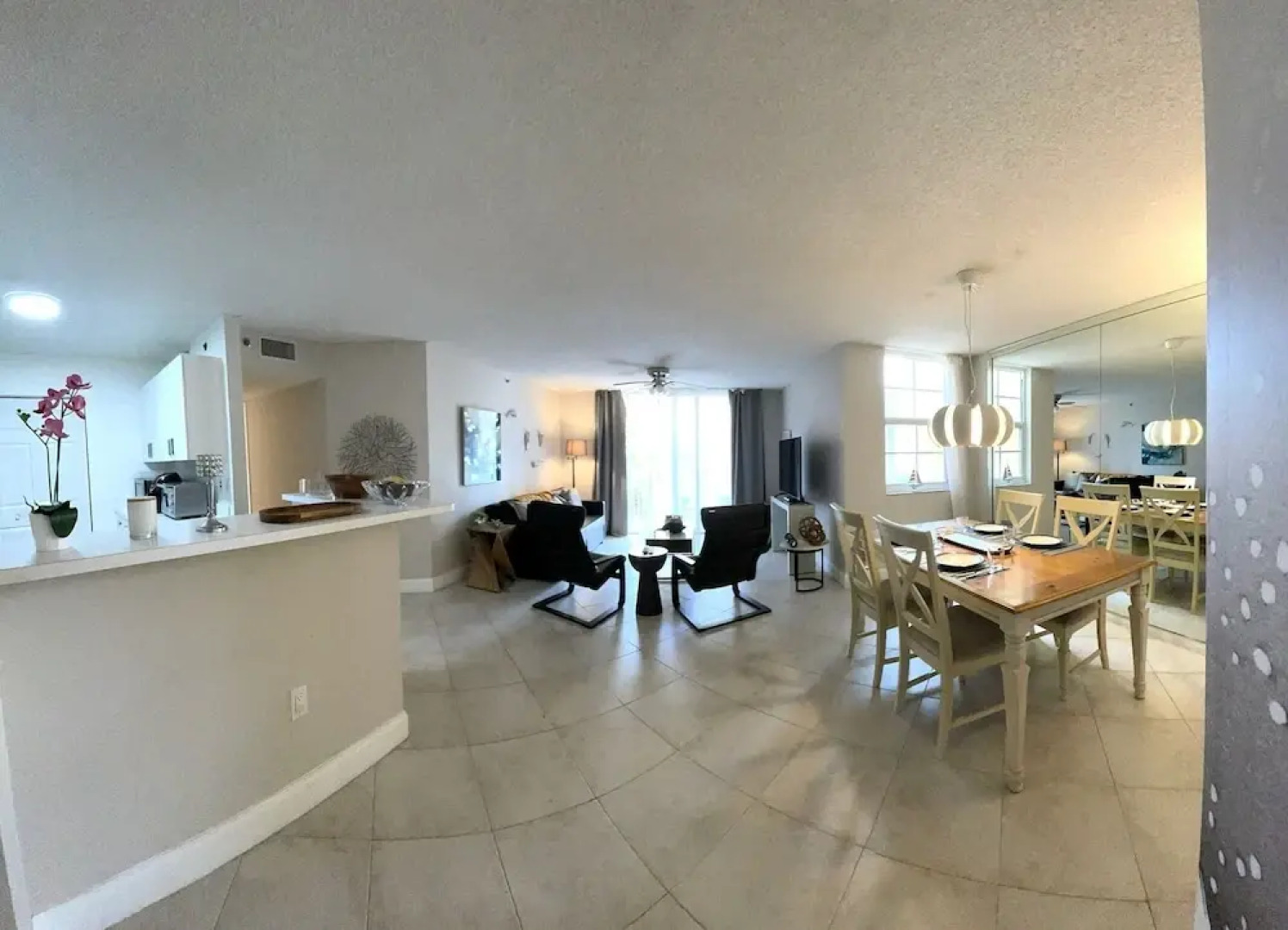 Exclusive Condo 10 Min to the Beach