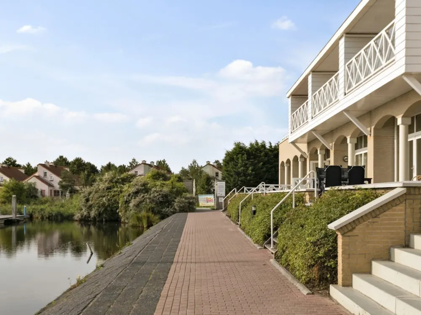 Spacious Luxury Apartment With Beautiful Views of the Marina