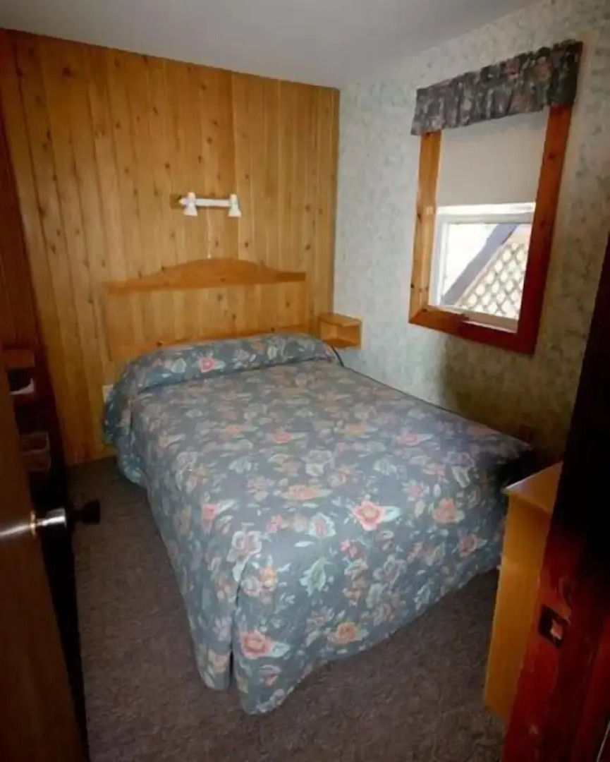 Spectacle Lake Lodge