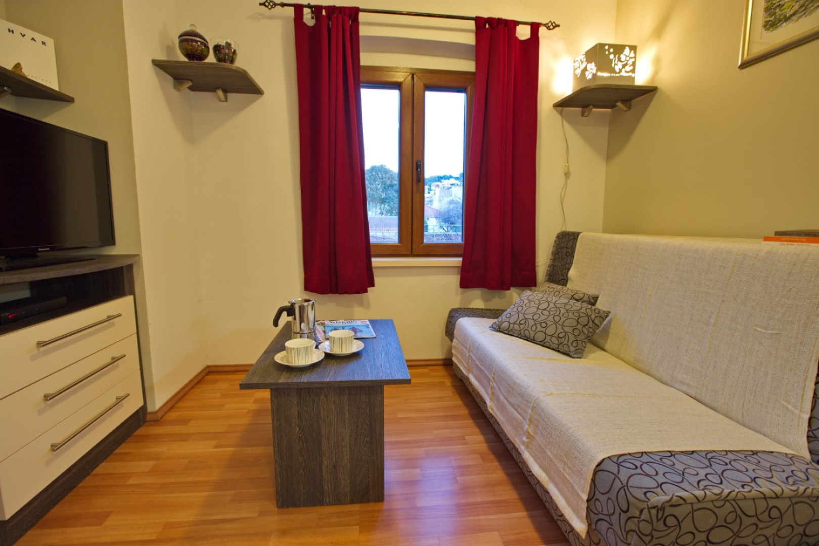 Apartment Neno - 50 m from center: Ana Jelsa, Island Hvar
