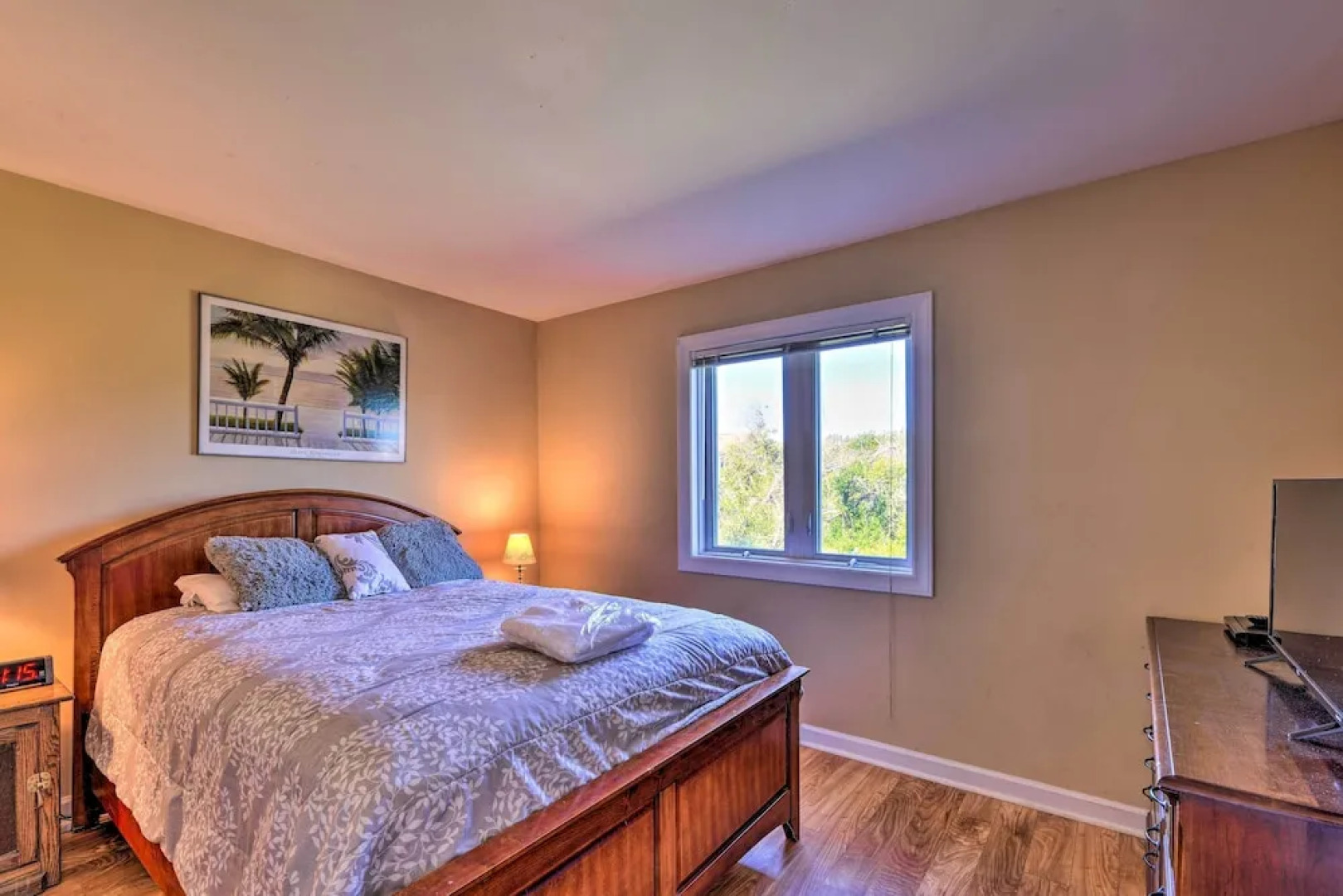 'east of the Sun' Beachside Apartment w/ Deck!