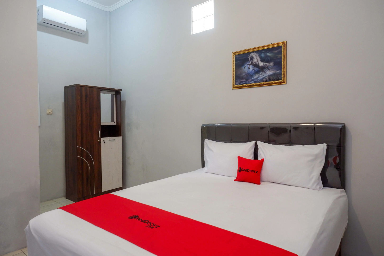 RedDoorz near Patung Kuda Solo Baru