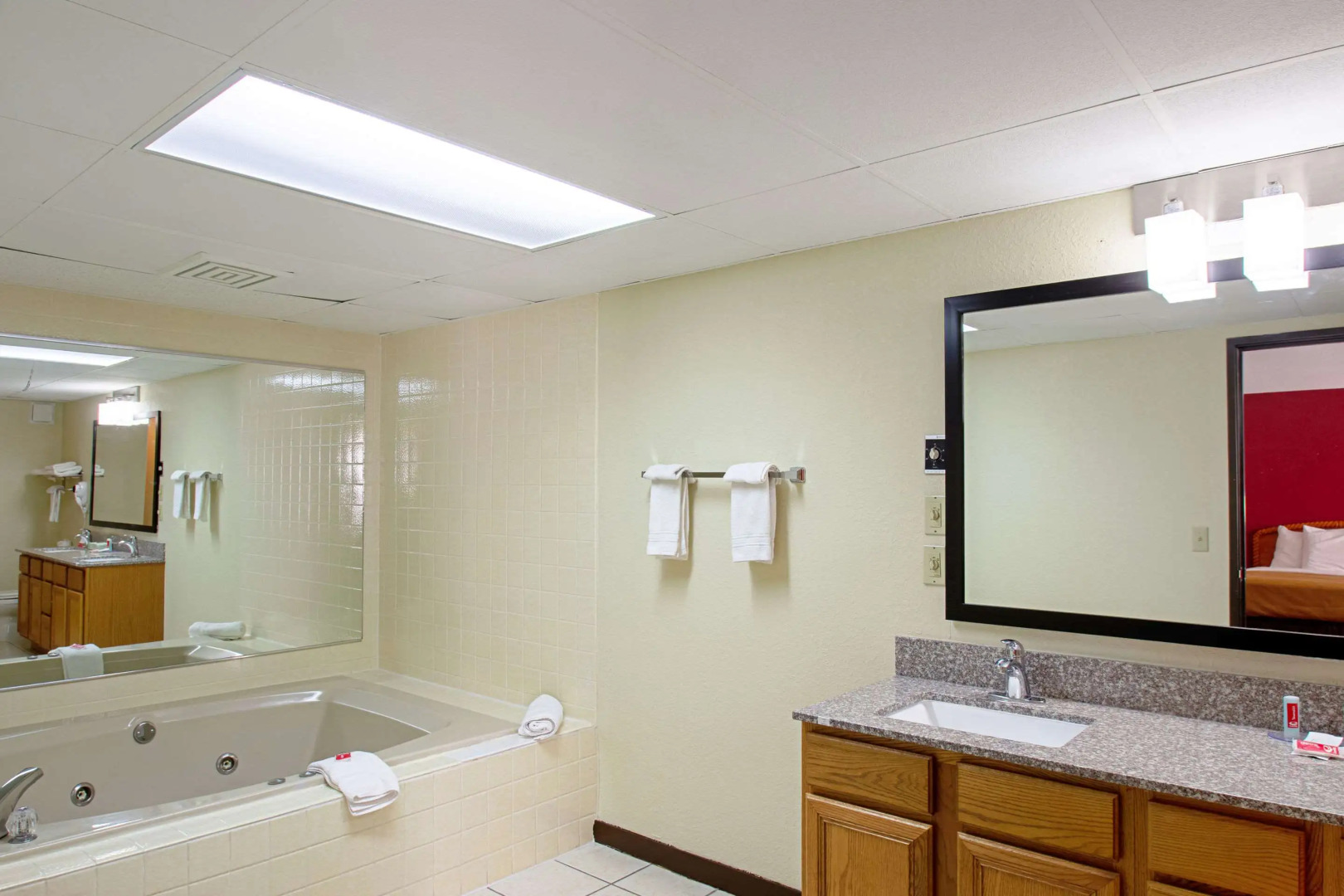 Econo Lodge Inn & Suites Wisconsin Dells