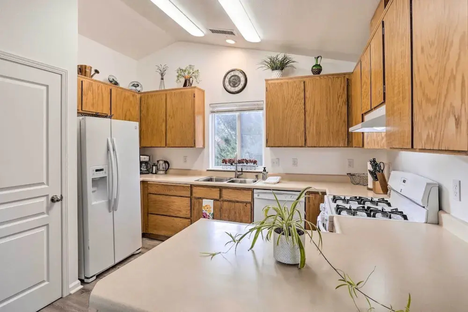 Mount Shasta Escape w/ Balcony ~ Walk to Dtwn