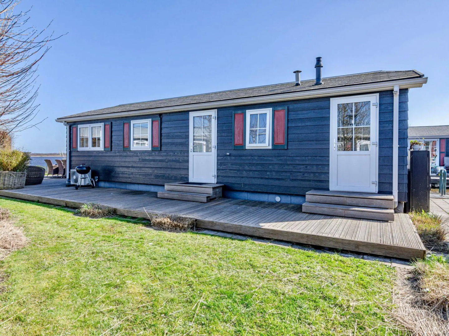 Chalet with a view of lake the Wiede in Giethoorn