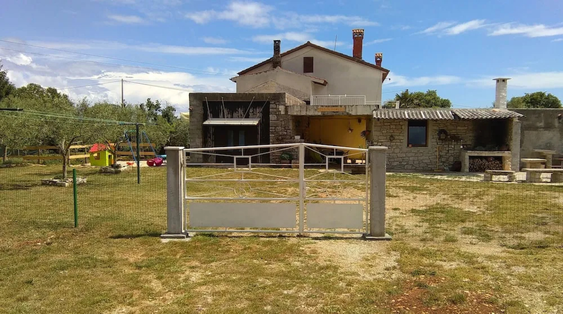 House for Families and Pets Welcome