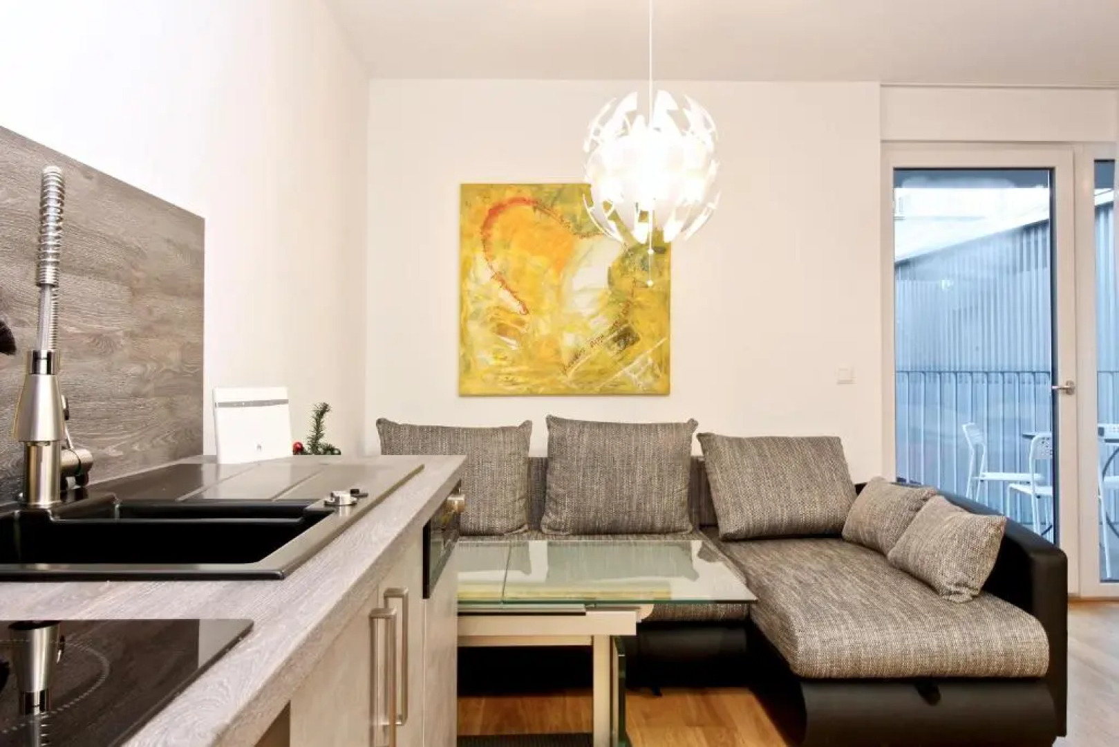 Balcony/Pool/Free Parking Garage Studio