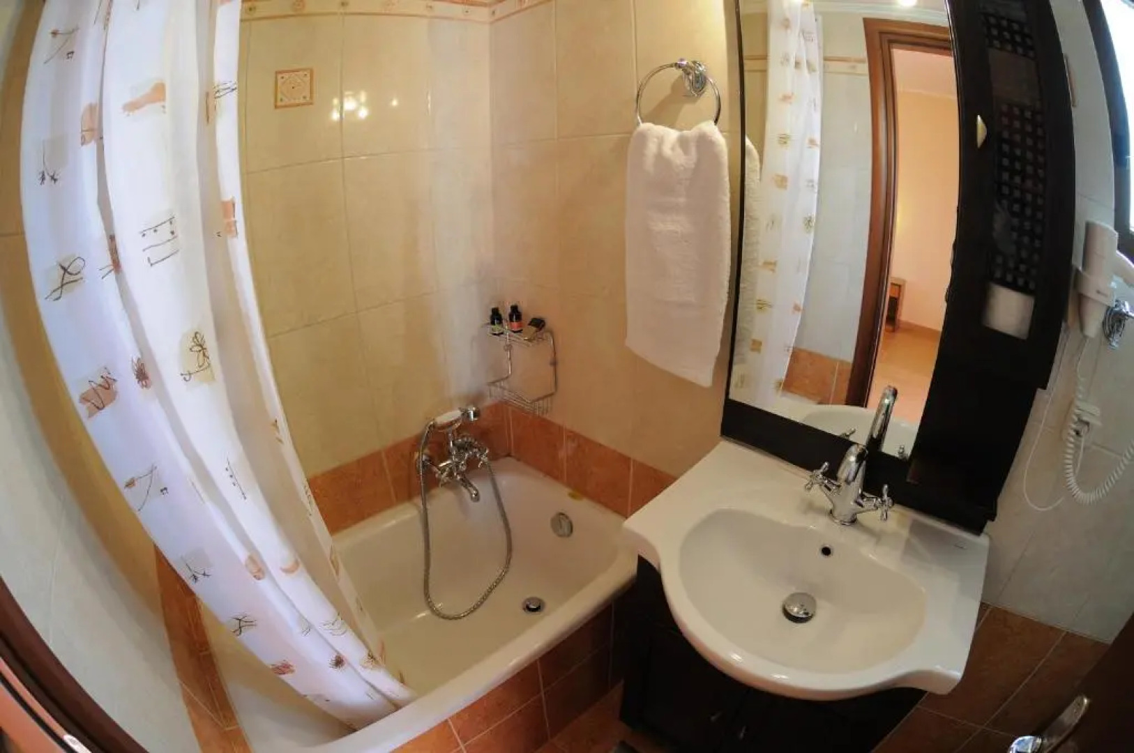 Faros Luxury Suites & Restaurant