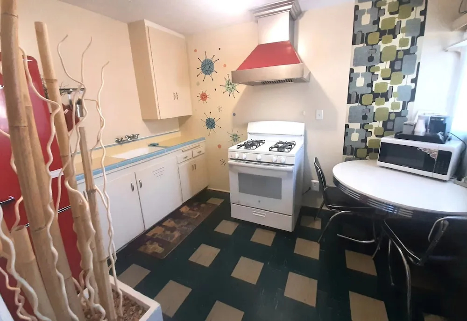 The New Star Motel with Studio-Kitchens: 1950s Extended-Stay Lodging and Retreat Center