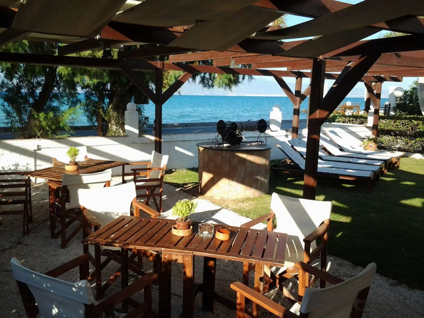 Chris Studios & Apartments