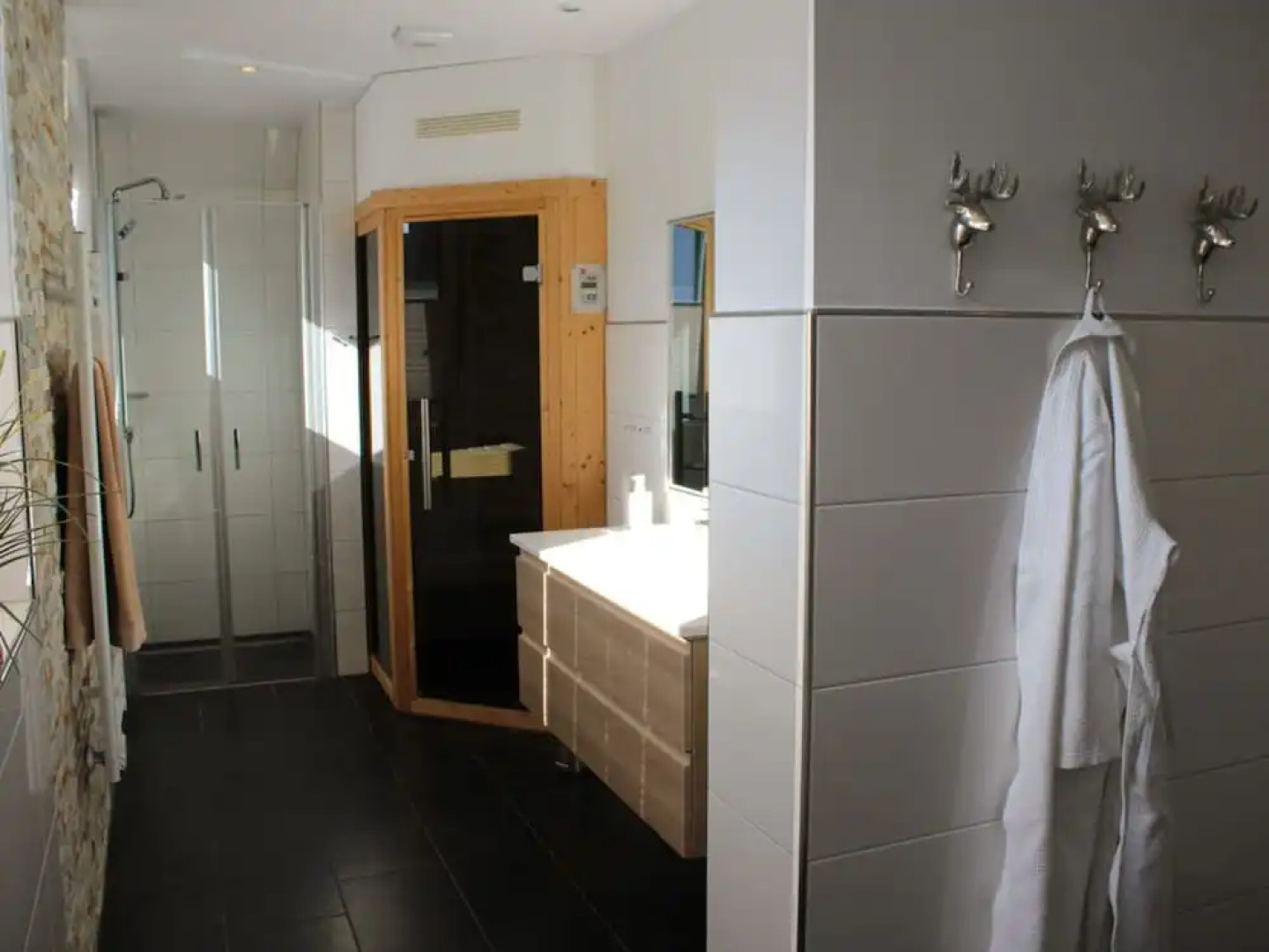 Haus Seeblick Modern Retreat