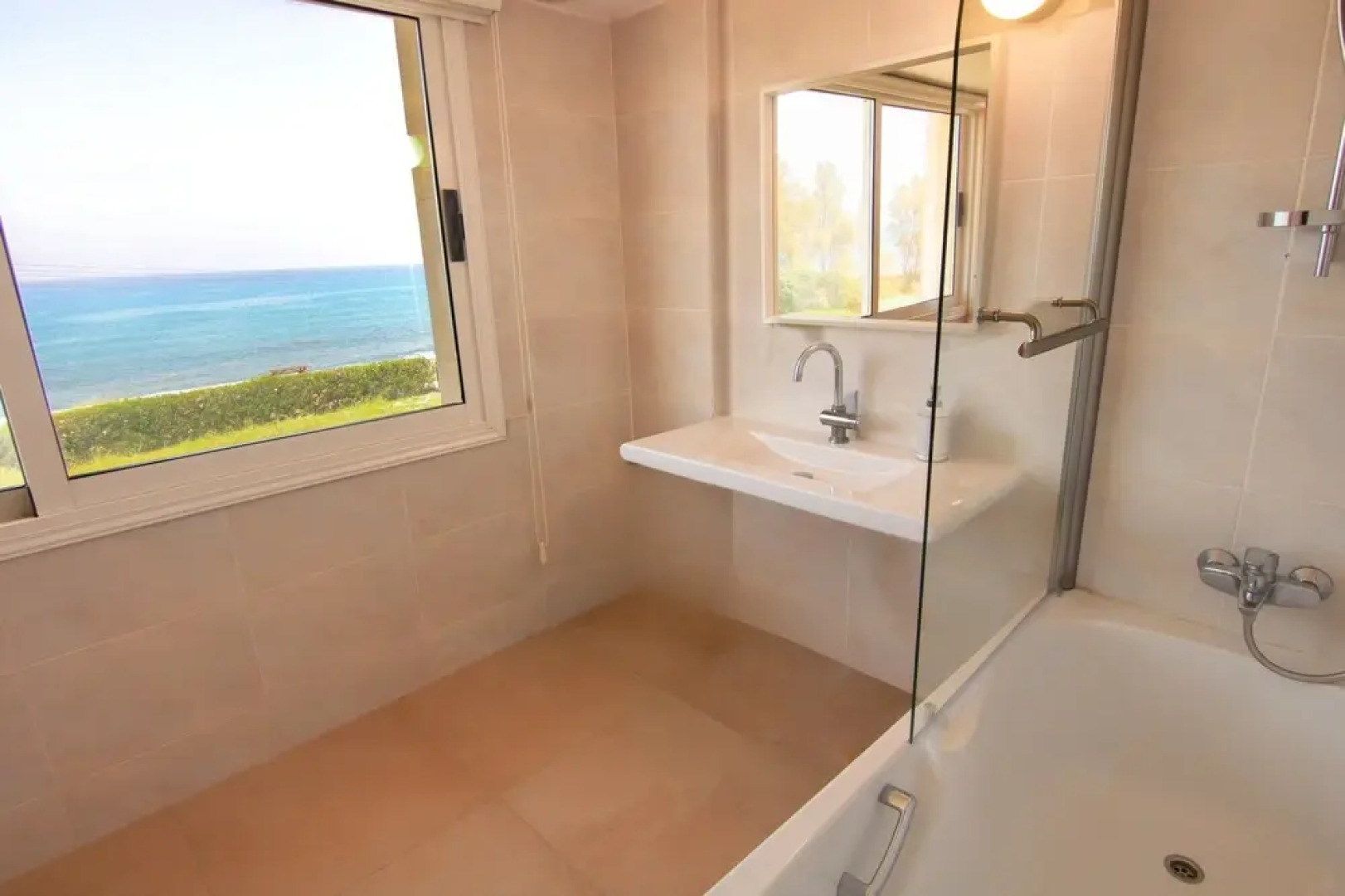 Phaedrus Living: Beachfront Villa Thalassa