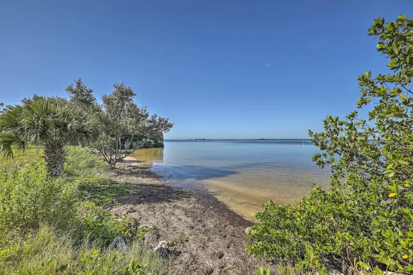 Cozy Crystal Beach Cottage: Walk to Shoreline