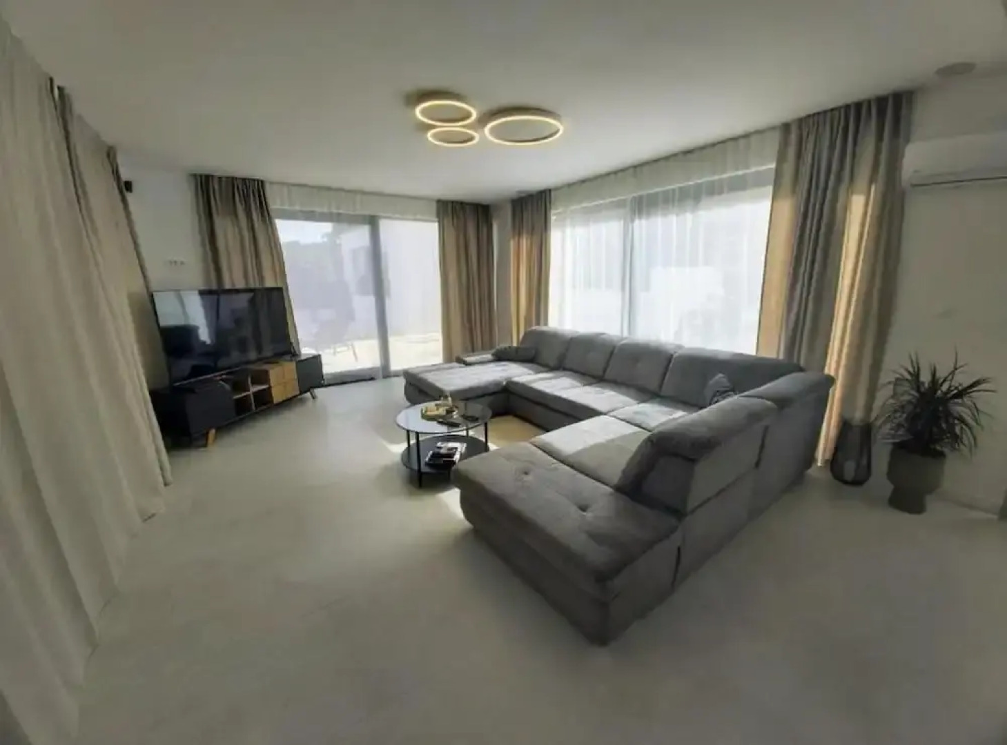 Sunset Villa Aves With Pool, Gym and Sauna