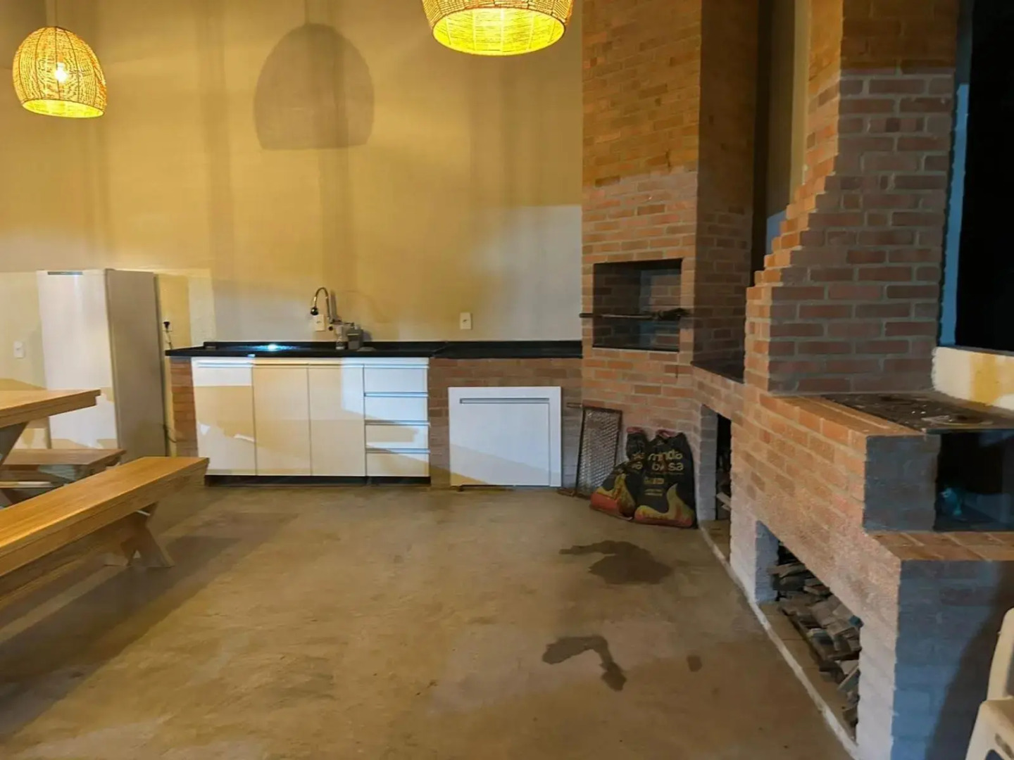 Sítio com piscina e lareira