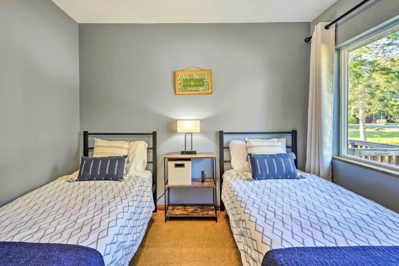 Lakefront Lynwood Home w/ Deck - 19 Mi to Seattle!