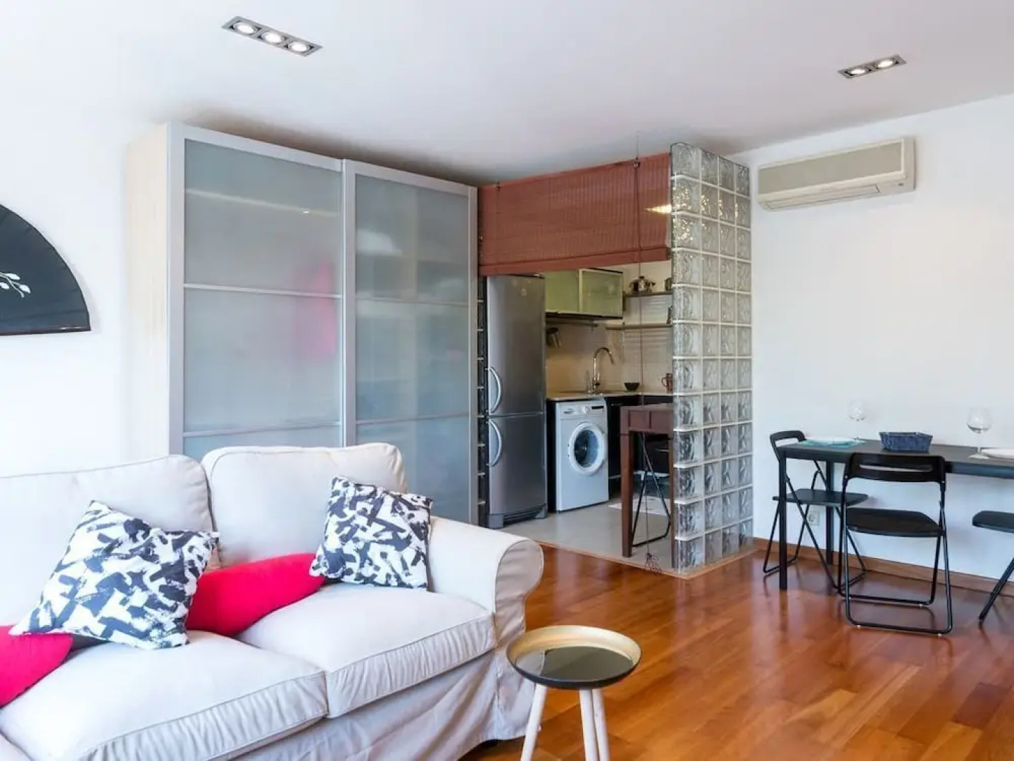 Beachfront studio 20 mins to bcn center