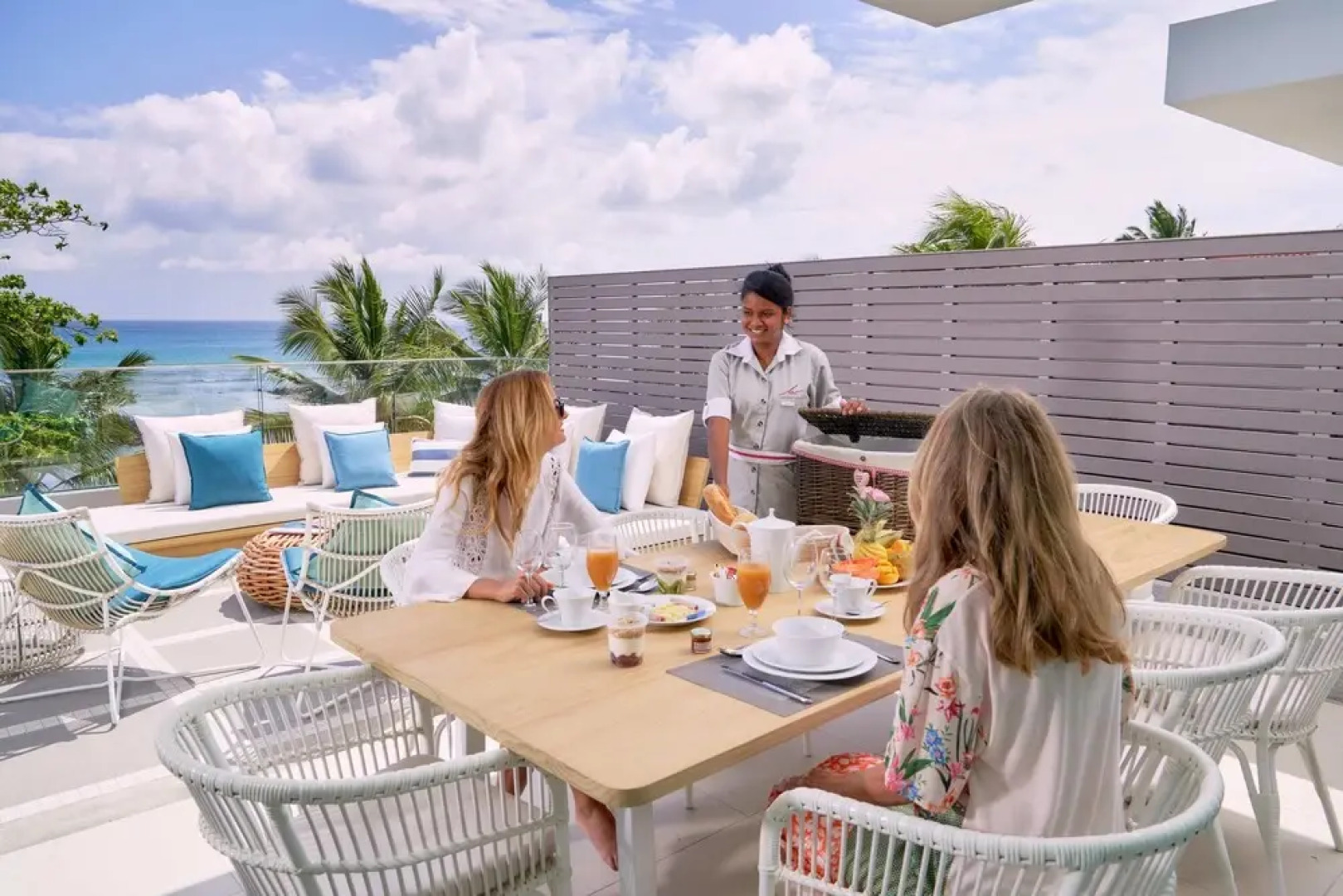 Les Estivales Beachfront Suites & Penthouses with LOV