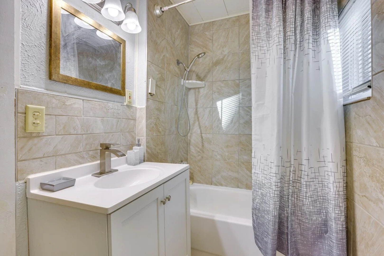 3 Mi to Golf - Beatrice Vacation Home!