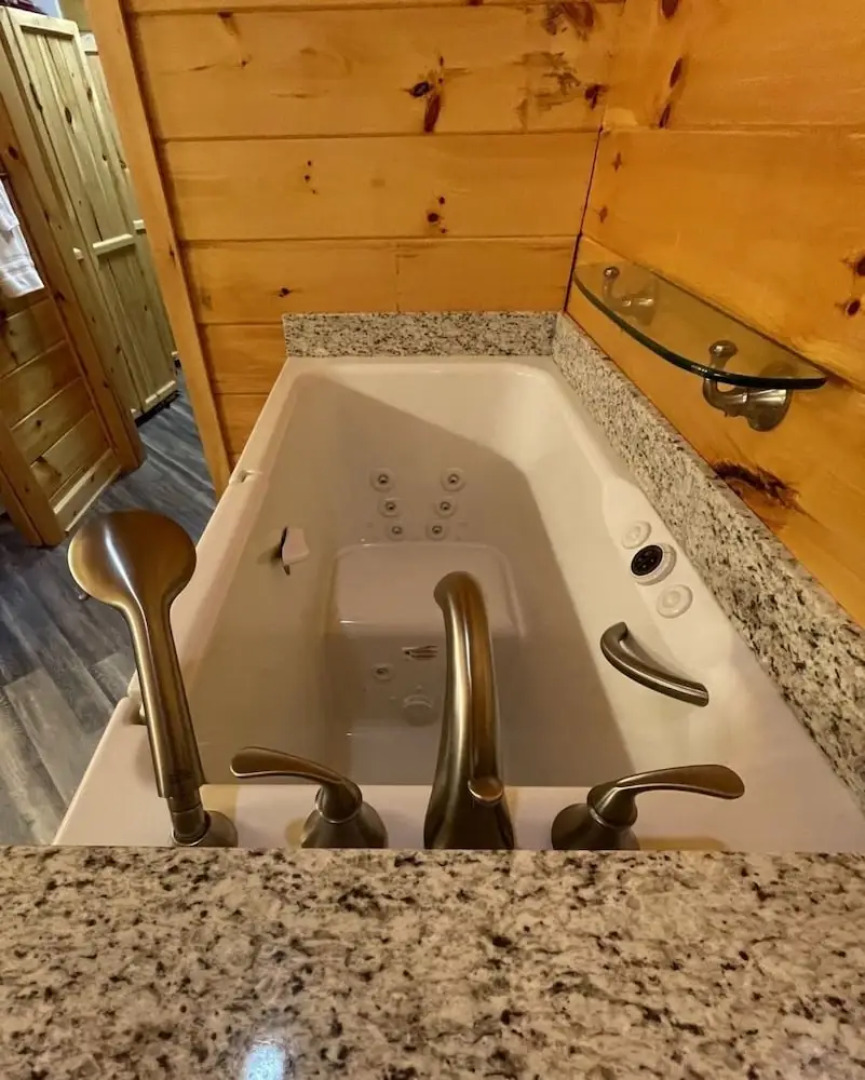 Nature lovers dream! Steps from fishing plus 140 acres of hiking! 4 Bedroom Home by RedAwning