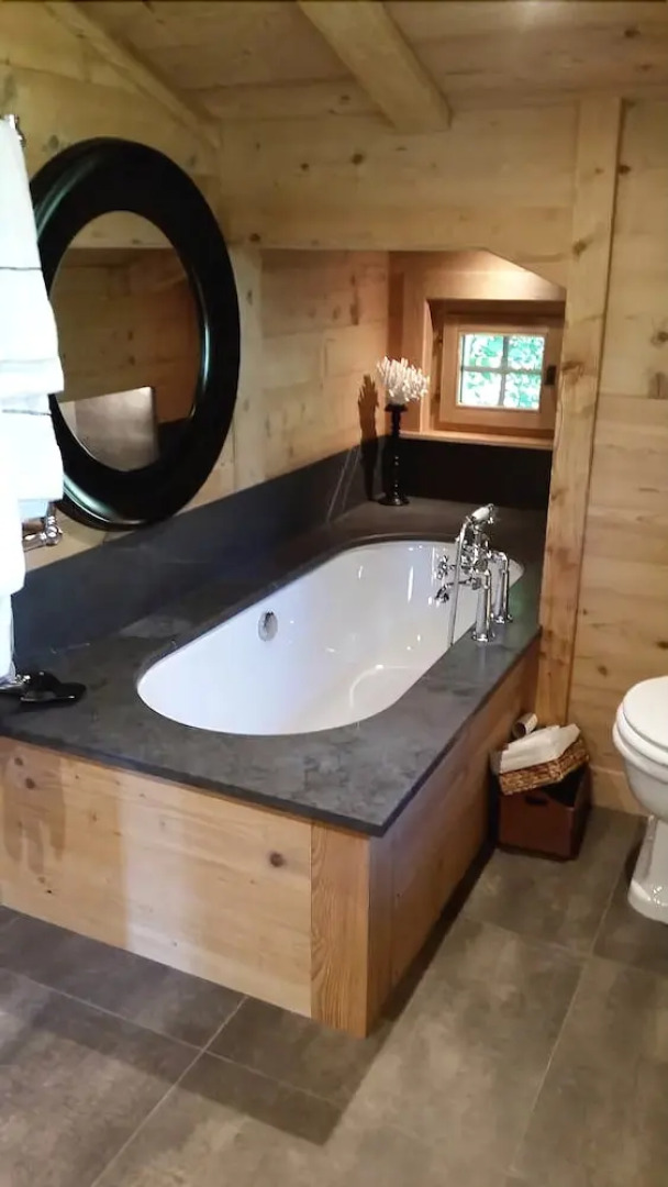 Luxurious Chalet with Hot Tub