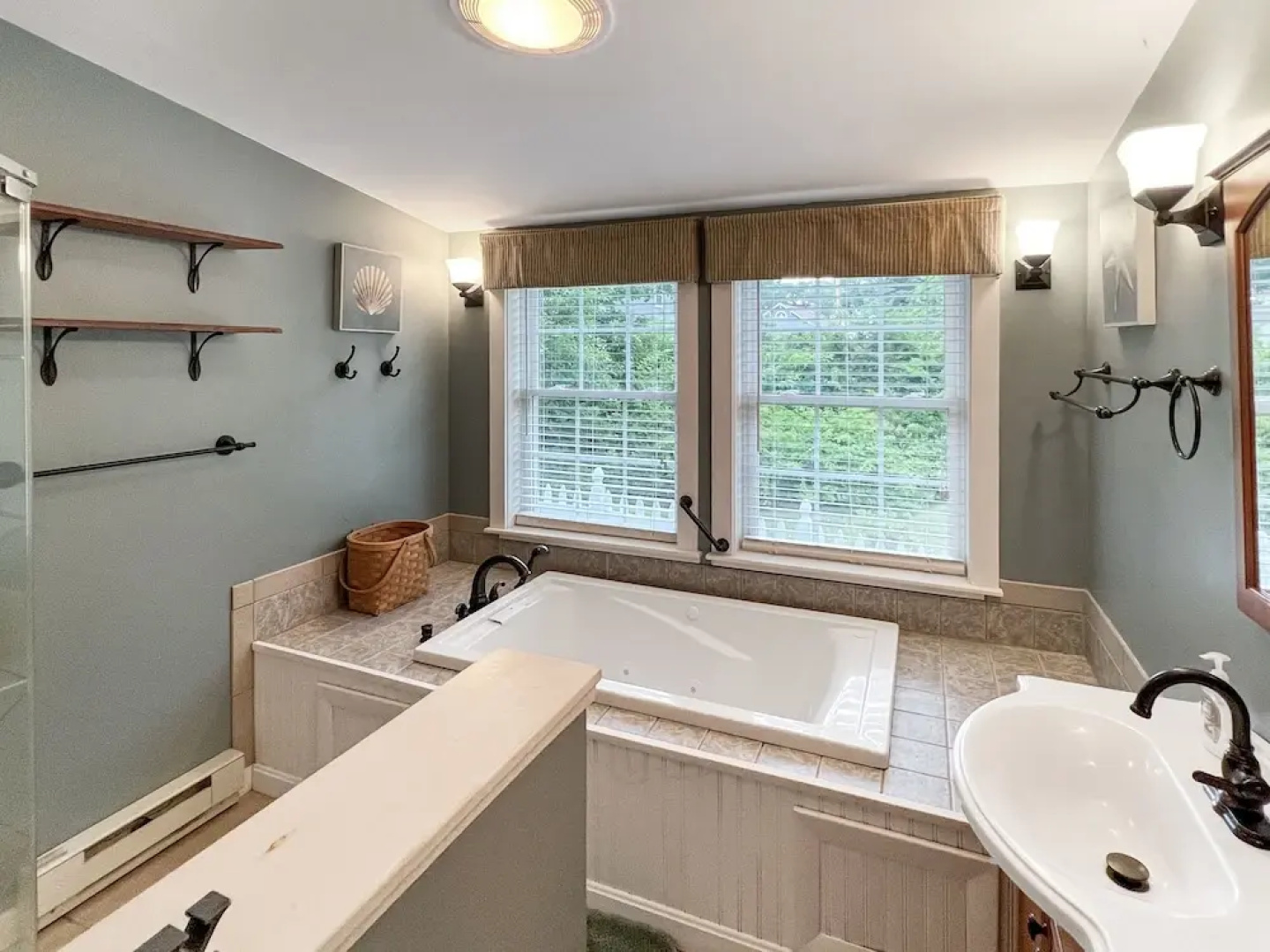Family Tides - Y850 Beautiful Home Only A 10 Minute Walk To Short Sands Beach! 2 Bedroom Home by Redawning