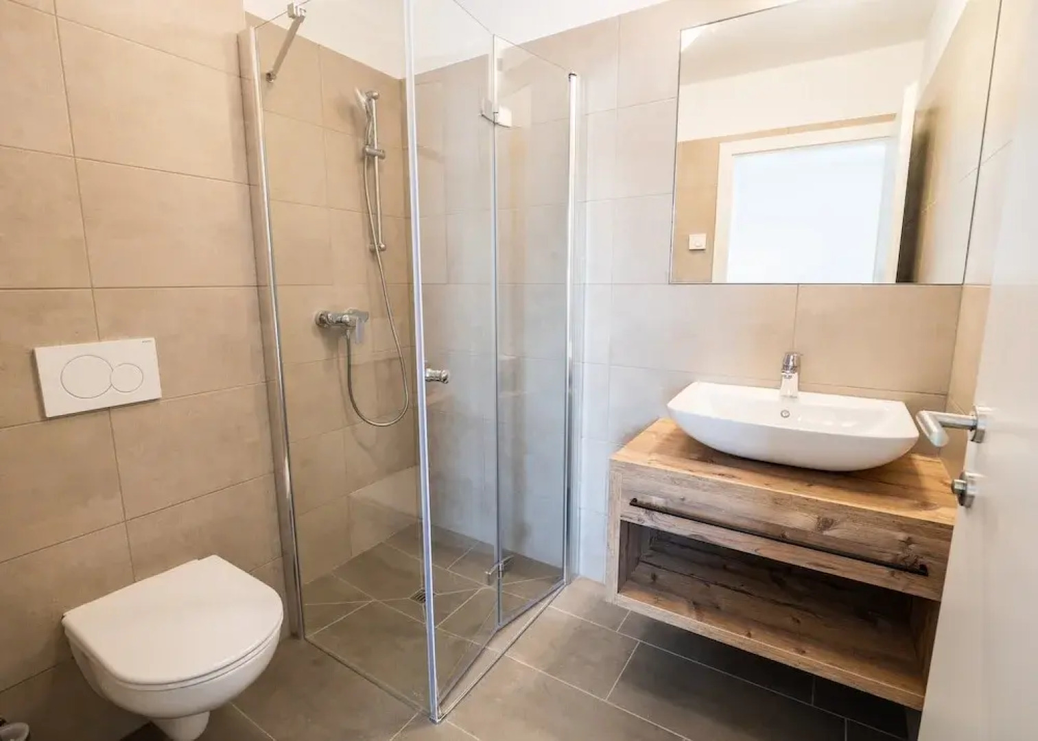 Spacious Apartment With Terrace for 8 Guests