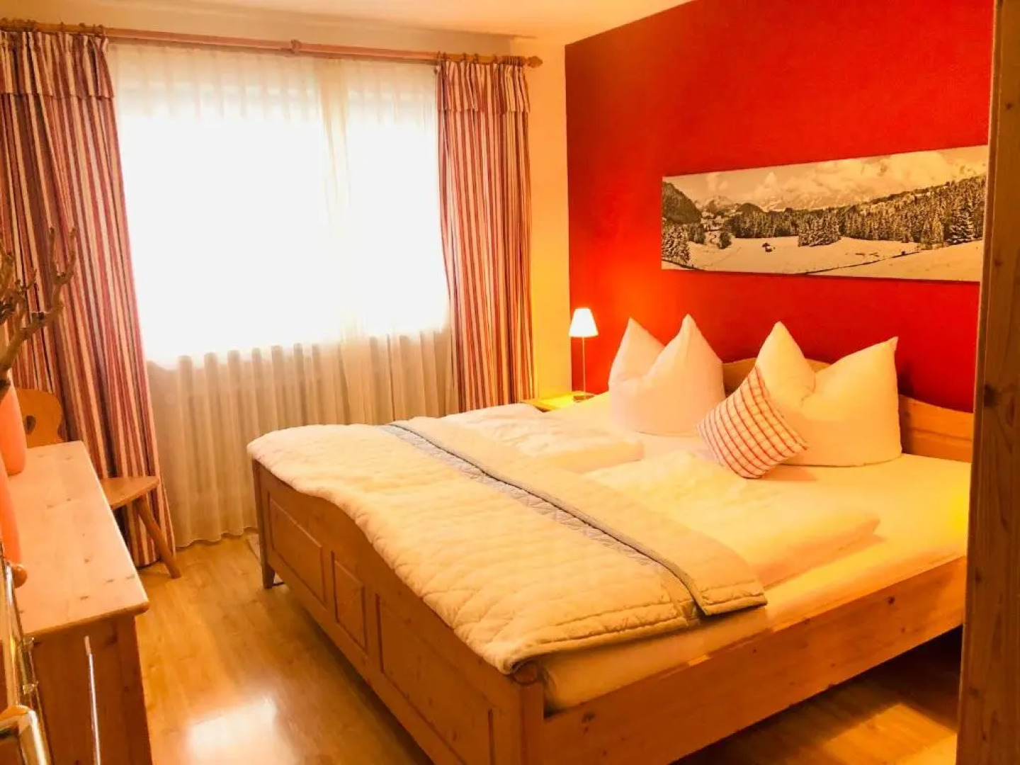 Wintertraum im Allgäu Alpine und Deluxe Sonnenwinkel, 4 Sterne Klassifiziert, WLAN gratis, großer Balkon mit Bergsicht, ruhig und doch zentral gelegen, tolle neu renovierte Ferienwohnung mit separaten Schlafzimmer, Brötchenservice, Hunde auf Anfrage