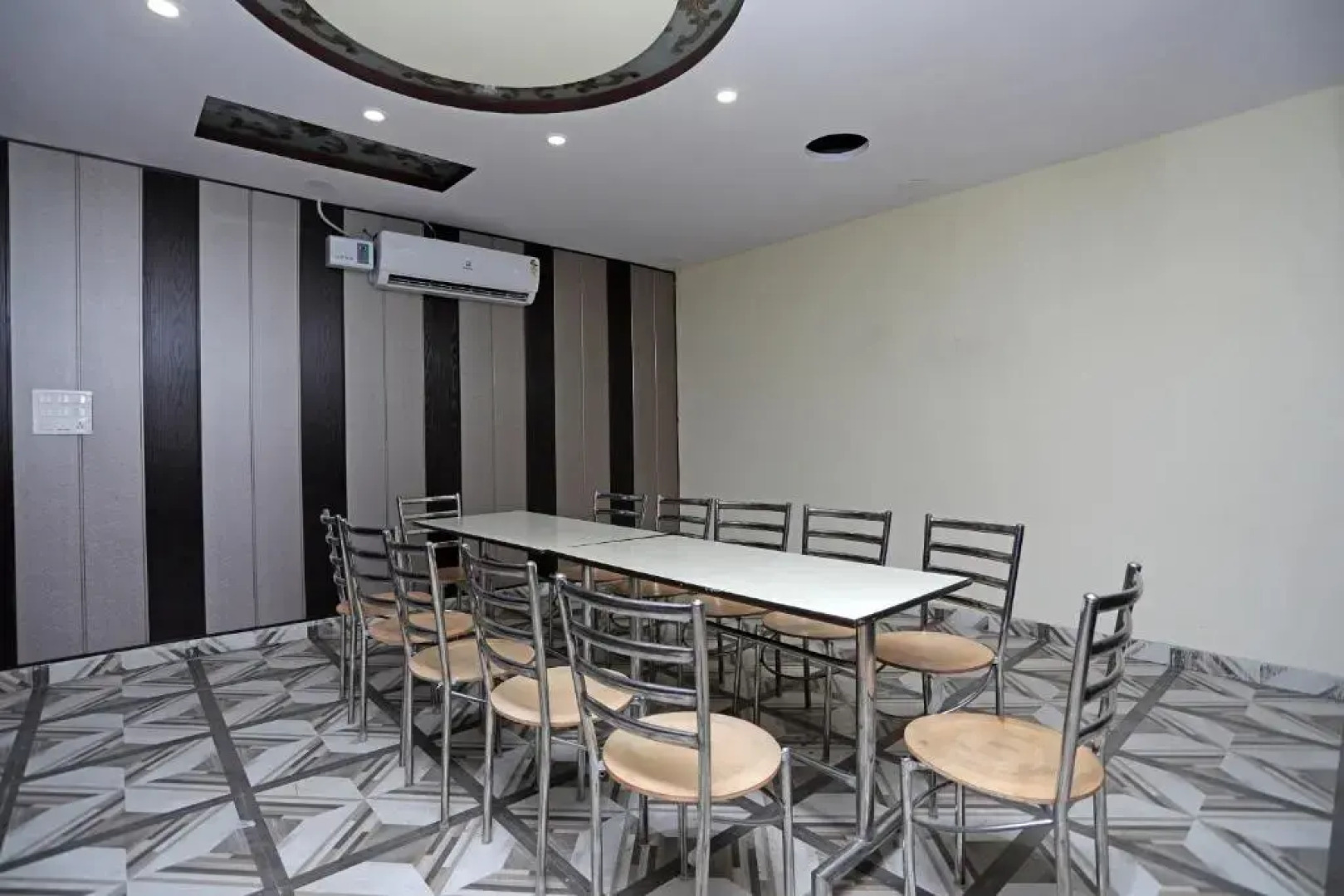 Super OYO 14332 Raj Palace