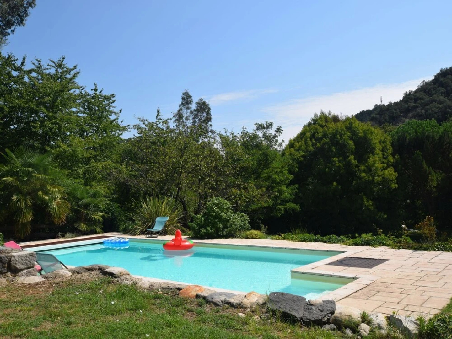 Lovely House with Grass Garden, Shared Swimmingpool, Next To the River Ardèche