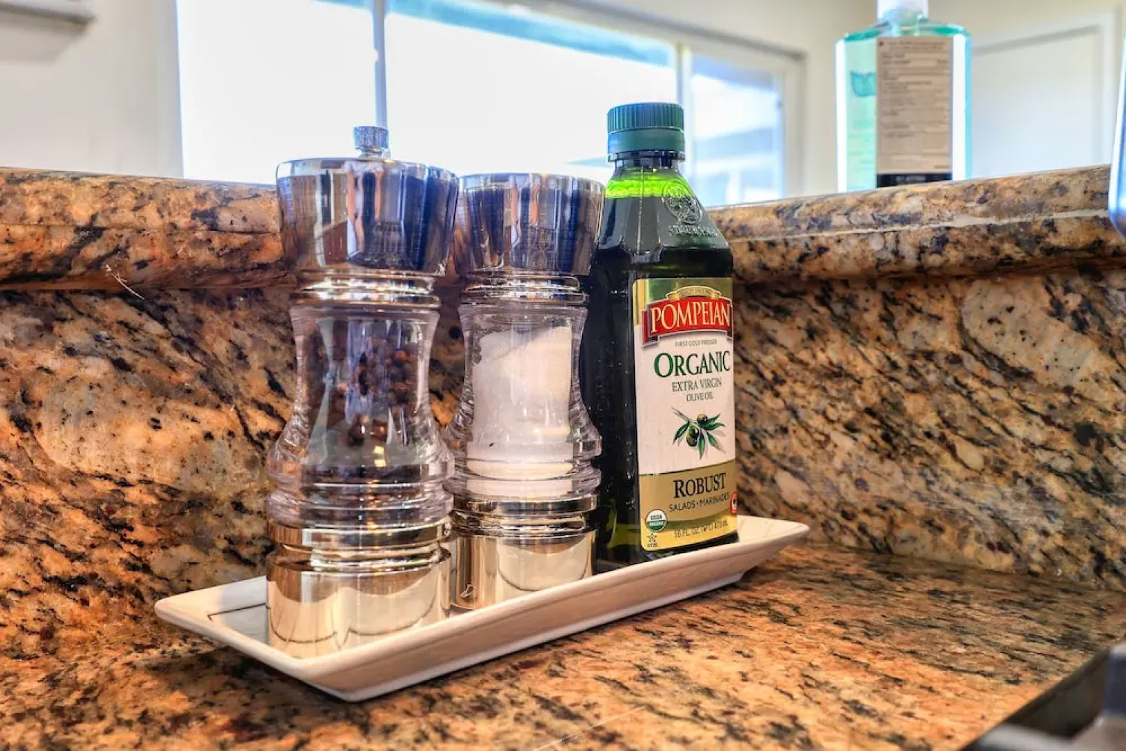 Sunny & Cheerful Near I-10 ~ Queen Beds ~ Parking