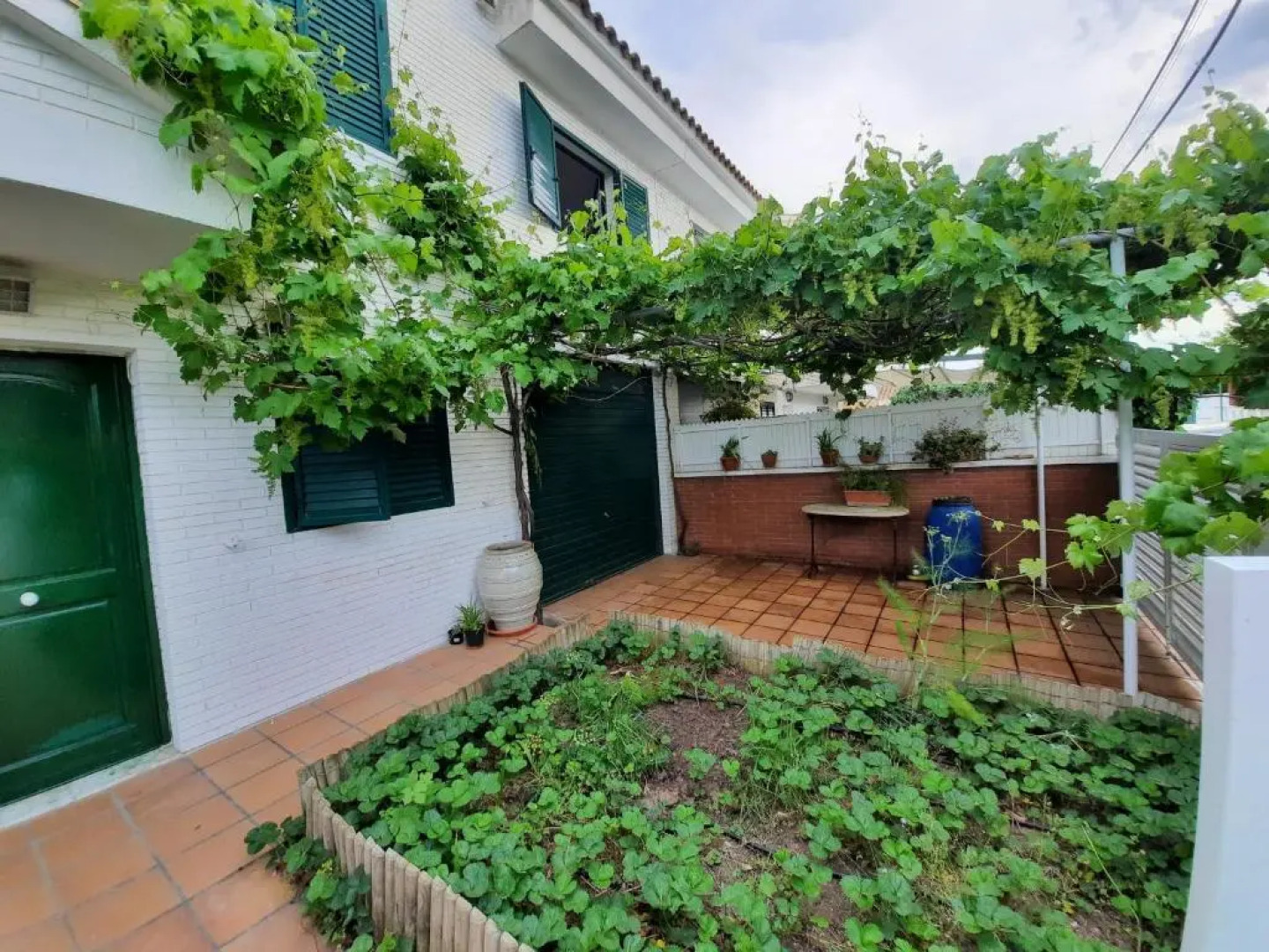 Cosy house with garden infront of the sea