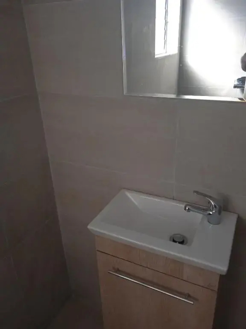 Dora's nest 5' min from the airport.