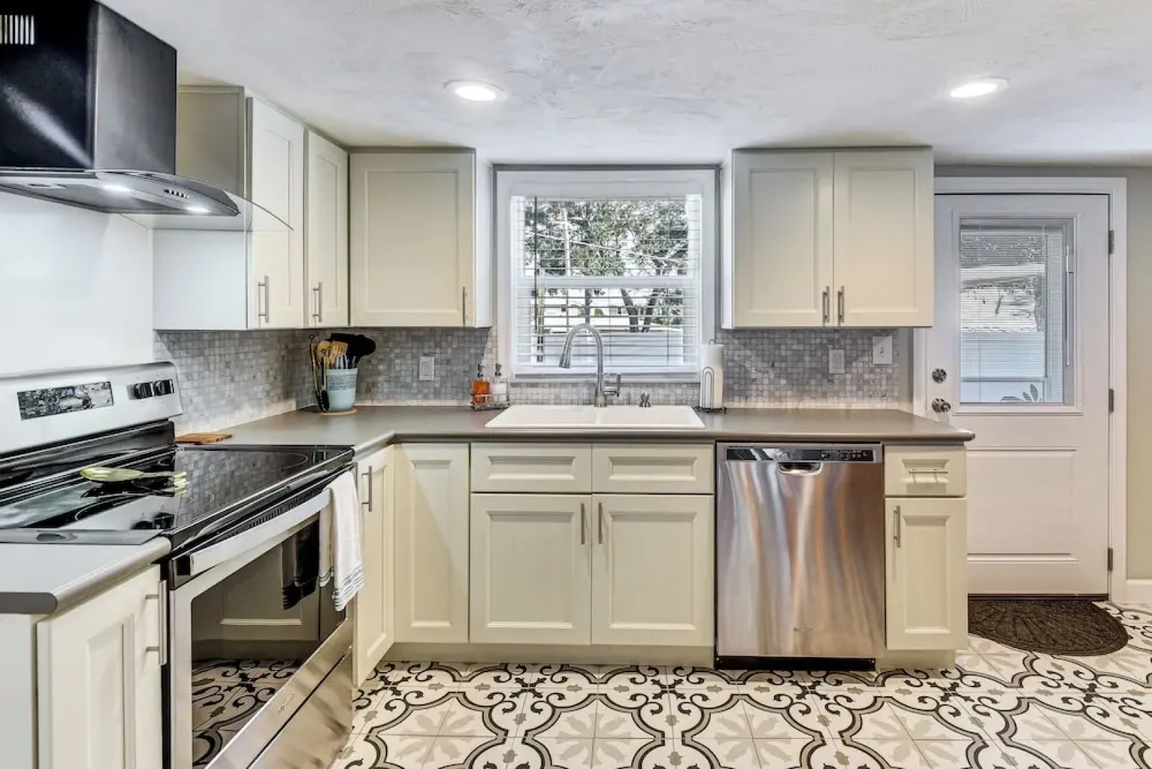 Dog-friendly Daytona Beach Cottage w/ Patio!