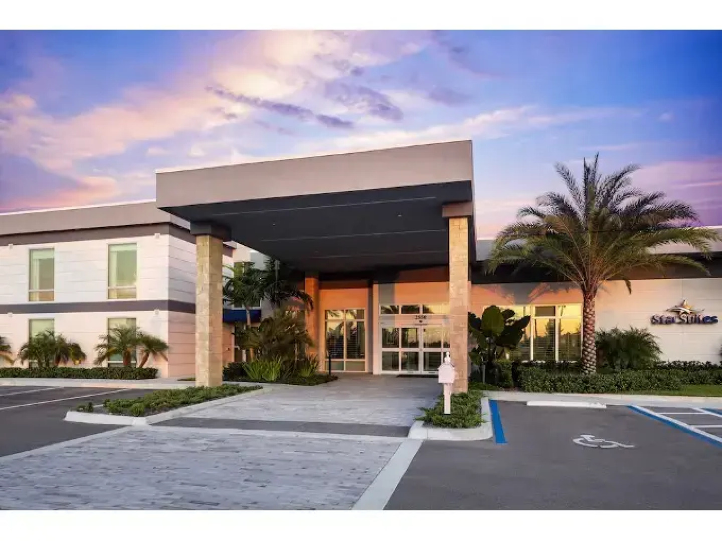 Star Suites By Riverside Theatre