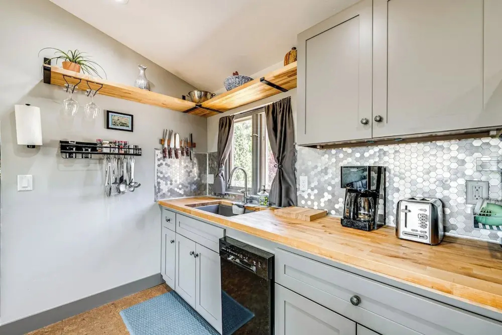 11 Mi to Snowbird Resort: Mtn-view Apt w/ Hot Tub