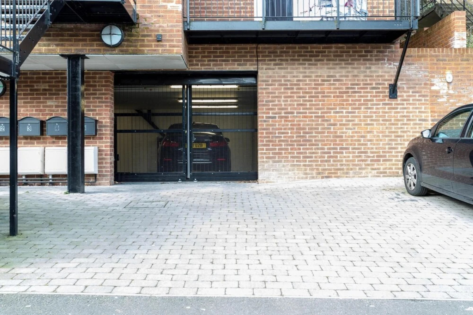 Garland Penthouse- Large 2 bed 2 Bath Self Contained Flat- Close to Shops