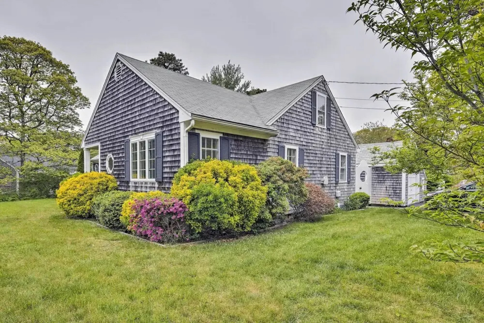 Spacious Getaway W/deck - Walk to Nantucket Sound!