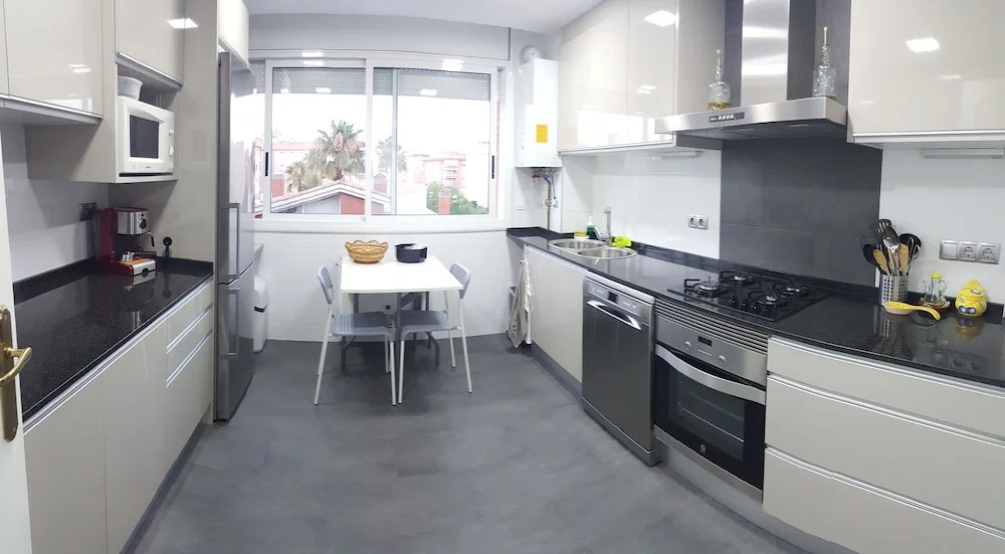 Apto luminoso con piscina y vistas mar